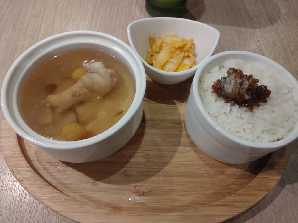 平價鐵板燒的好味道-大推櫻桃鴨腿-hot 7 新鉄板料理-捷運景美店 - 第7張圖 銀杏牛蒡雞湯